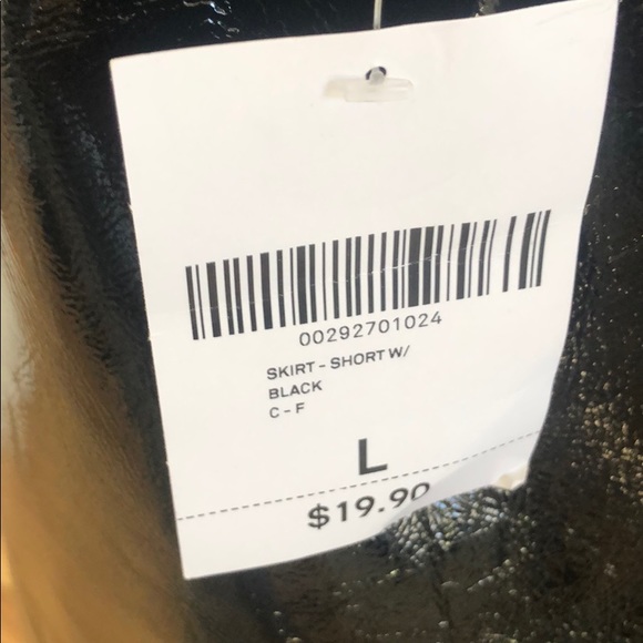 Pleather skirt with zippers and belt. - Picture 6 of 6